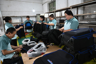 河北白沟 外贸订单生产忙——摄影摄像聚焦箱包产业新风采